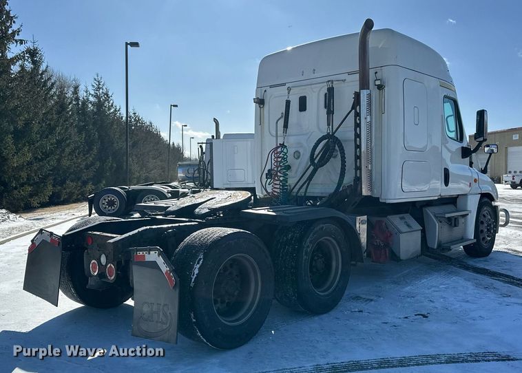 image for item DN0985 2017 Freightliner  Cascadia semi truck