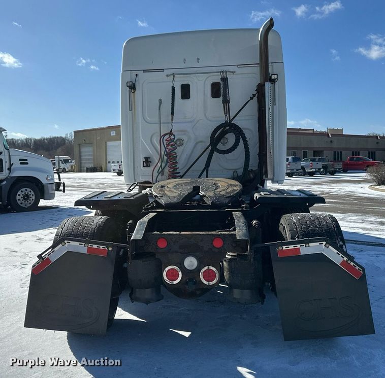 image for item DN0985 2017 Freightliner  Cascadia semi truck