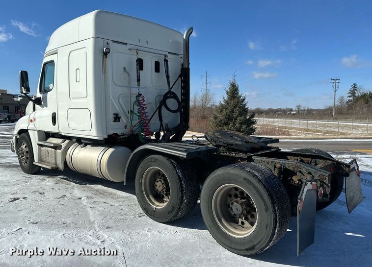 image for item DN0985 2017 Freightliner  Cascadia semi truck