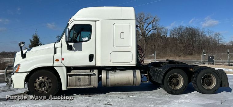 image for item DN0985 2017 Freightliner  Cascadia semi truck