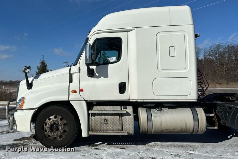 image for item DN0985 2017 Freightliner  Cascadia semi truck
