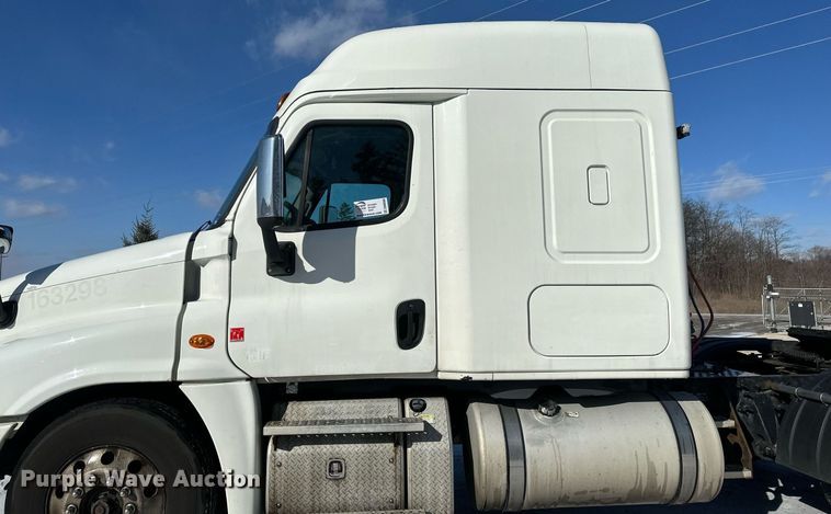 image for item DN0985 2017 Freightliner  Cascadia semi truck