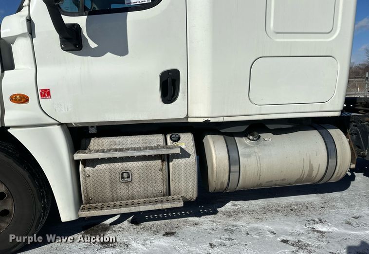 image for item DN0985 2017 Freightliner  Cascadia semi truck