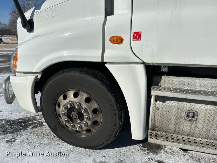 image for item DN0985 2017 Freightliner  Cascadia semi truck