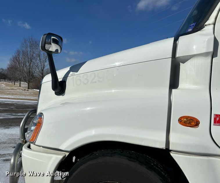 image for item DN0985 2017 Freightliner  Cascadia semi truck