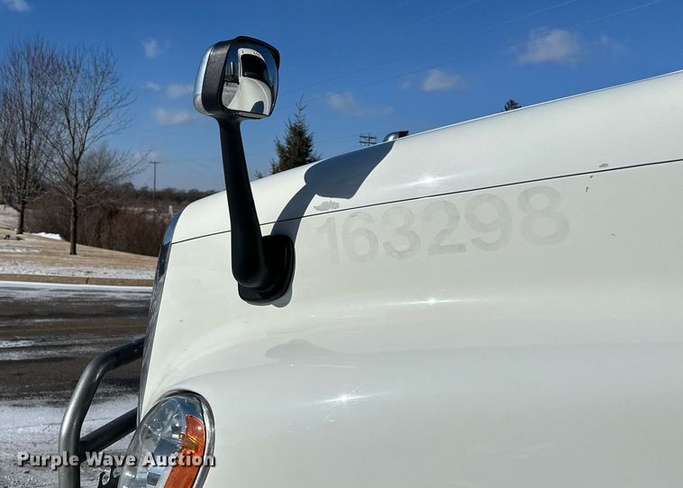 image for item DN0985 2017 Freightliner  Cascadia semi truck