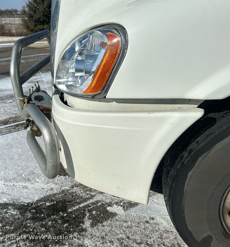 image for item DN0985 2017 Freightliner  Cascadia semi truck