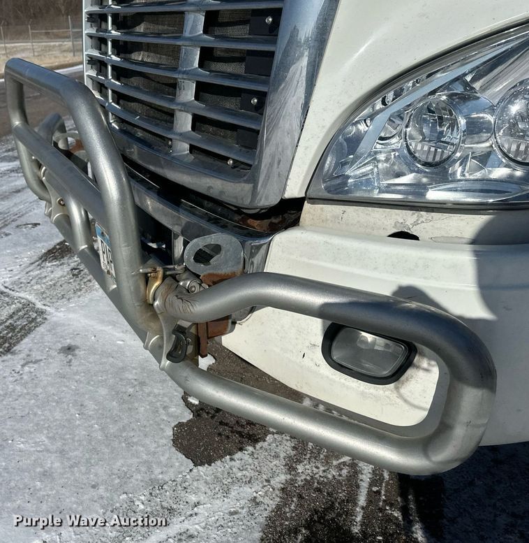 image for item DN0985 2017 Freightliner  Cascadia semi truck