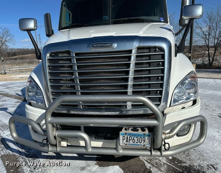 image for item DN0985 2017 Freightliner  Cascadia semi truck