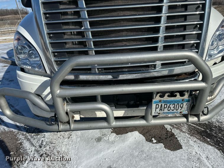 image for item DN0985 2017 Freightliner  Cascadia semi truck