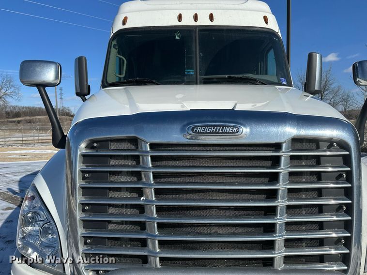 image for item DN0985 2017 Freightliner  Cascadia semi truck