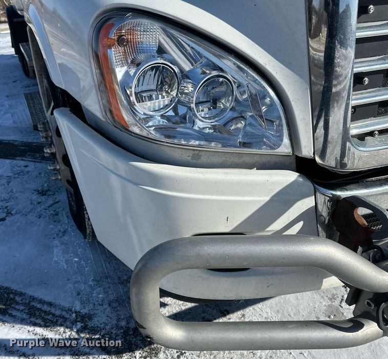 image for item DN0985 2017 Freightliner  Cascadia semi truck