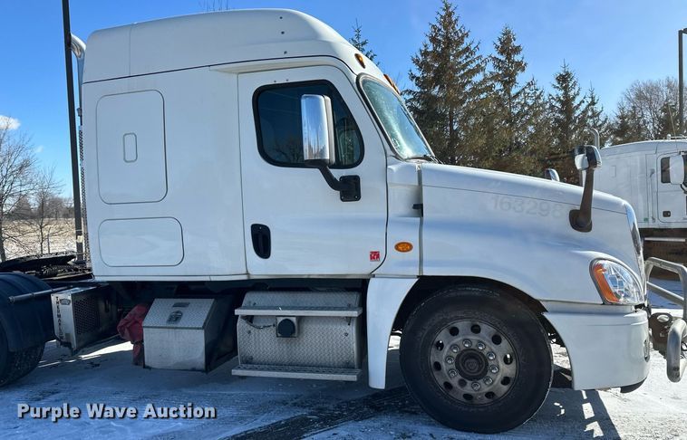 image for item DN0985 2017 Freightliner  Cascadia semi truck