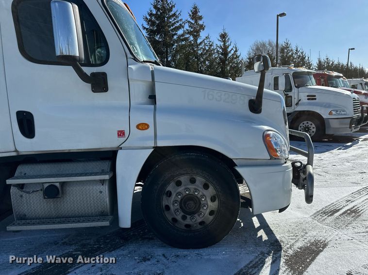 image for item DN0985 2017 Freightliner  Cascadia semi truck