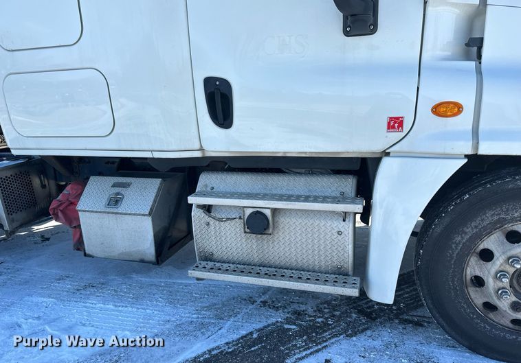 image for item DN0985 2017 Freightliner  Cascadia semi truck