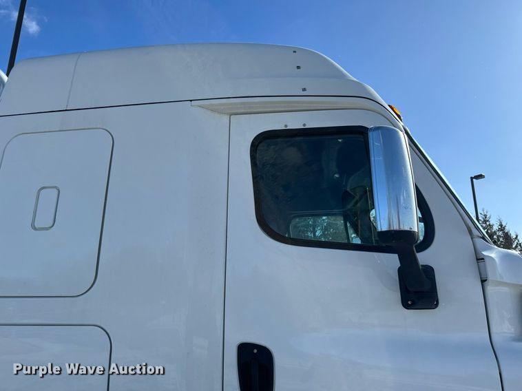 image for item DN0985 2017 Freightliner  Cascadia semi truck