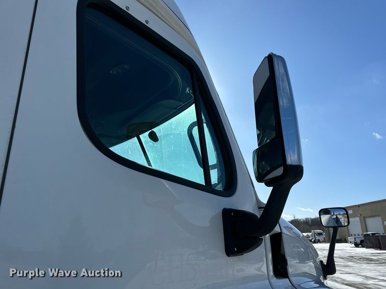 image for item DN0985 2017 Freightliner  Cascadia semi truck