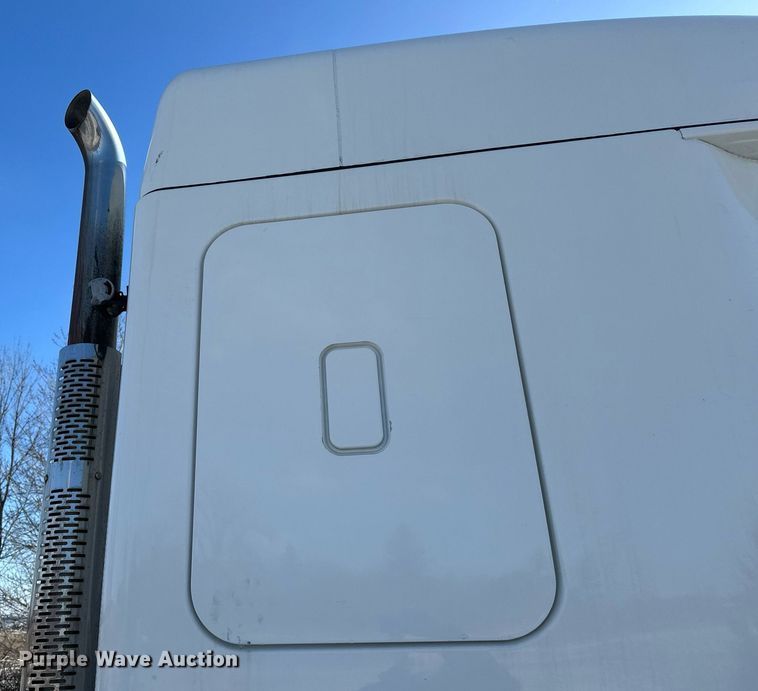 image for item DN0985 2017 Freightliner  Cascadia semi truck