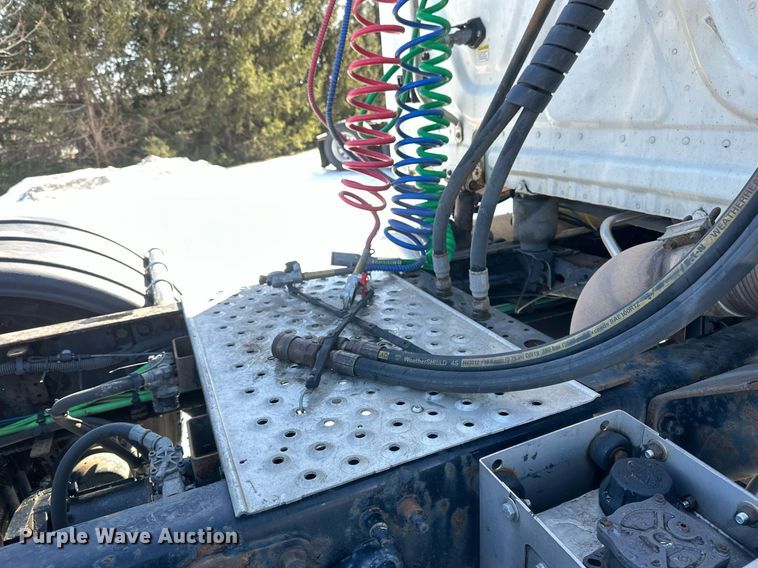 image for item DN0985 2017 Freightliner  Cascadia semi truck