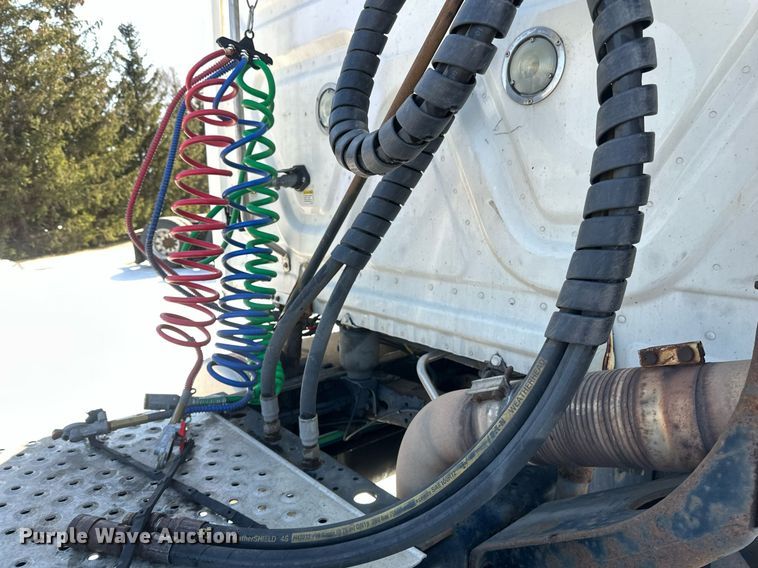 image for item DN0985 2017 Freightliner  Cascadia semi truck