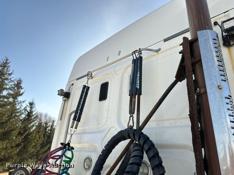 image for item DN0985 2017 Freightliner  Cascadia semi truck