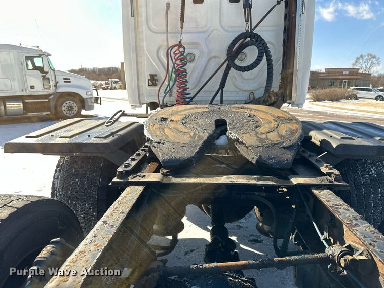 image for item DN0985 2017 Freightliner  Cascadia semi truck