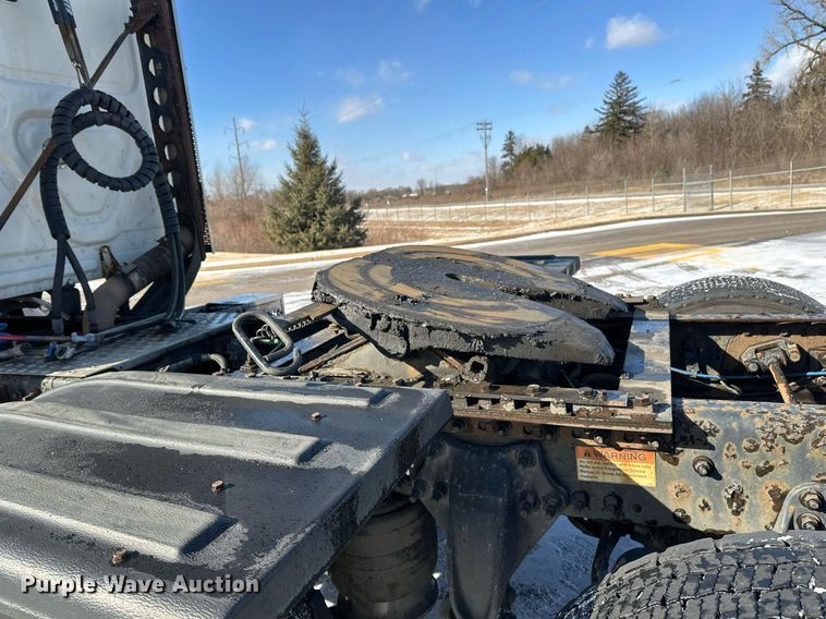 image for item DN0985 2017 Freightliner  Cascadia semi truck