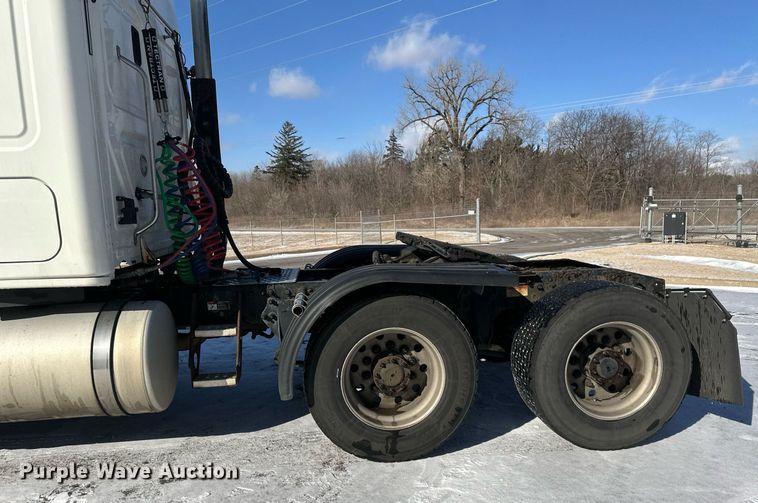 image for item DN0985 2017 Freightliner  Cascadia semi truck