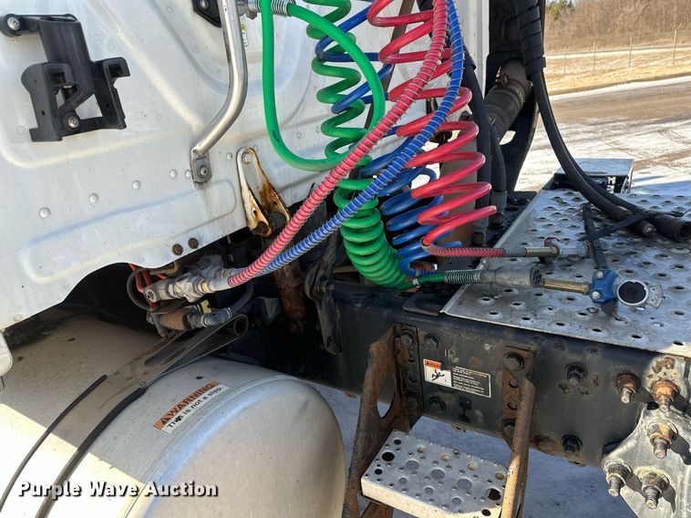 image for item DN0985 2017 Freightliner  Cascadia semi truck