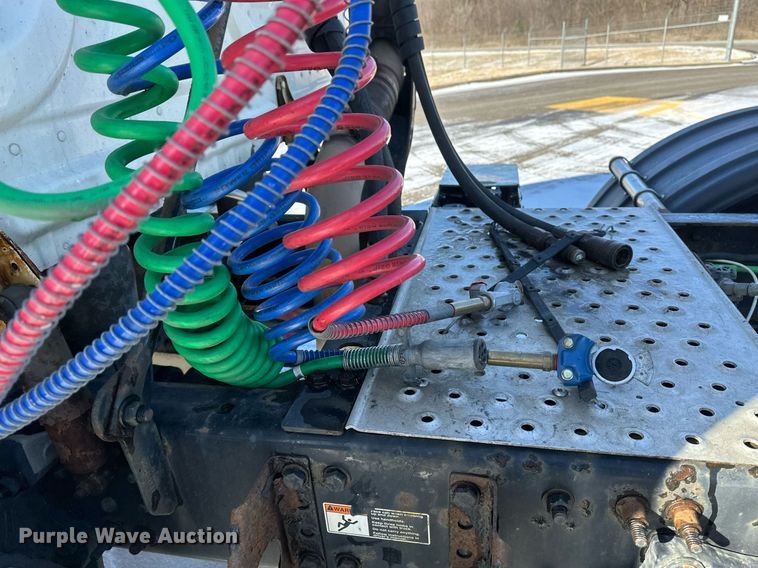 image for item DN0985 2017 Freightliner  Cascadia semi truck