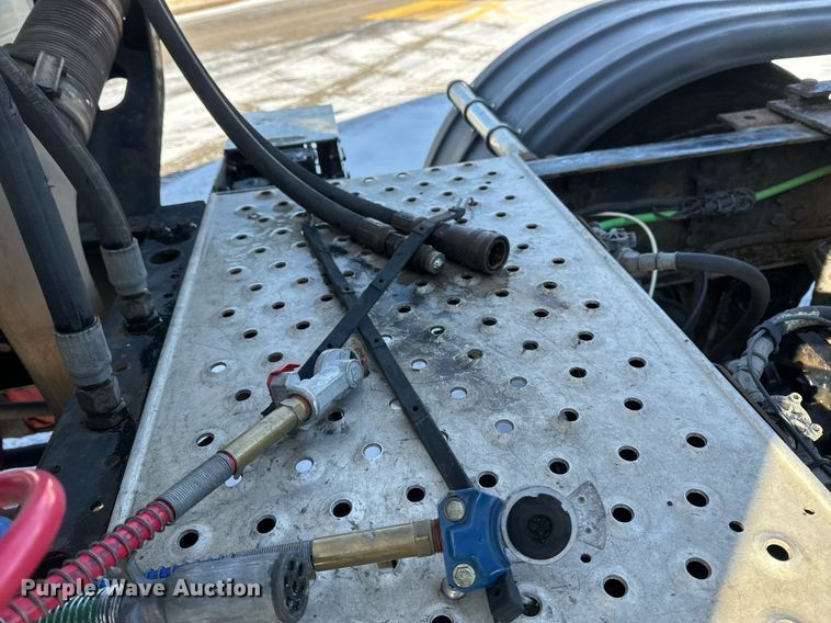 image for item DN0985 2017 Freightliner  Cascadia semi truck