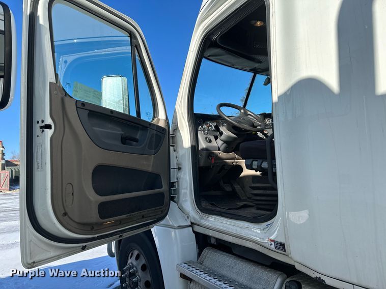 image for item DN0985 2017 Freightliner  Cascadia semi truck