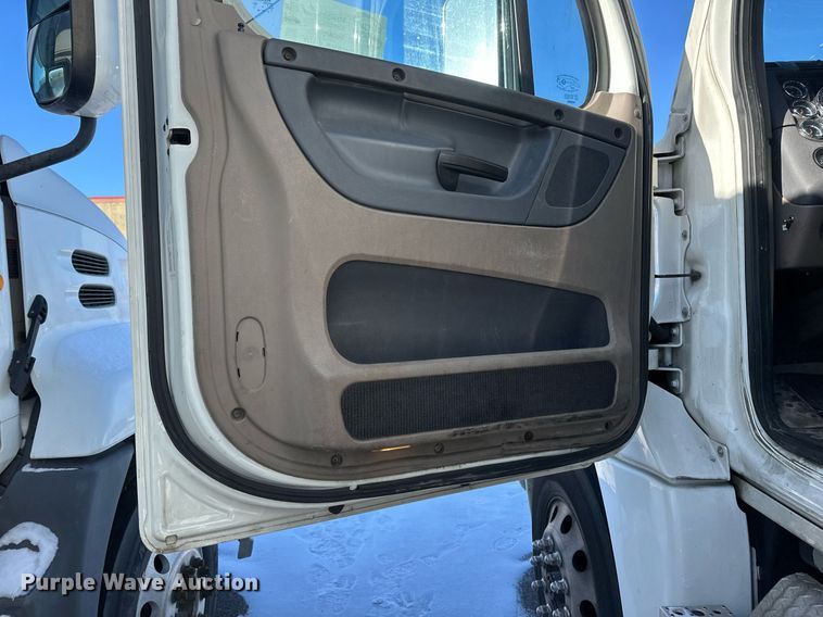 image for item DN0985 2017 Freightliner  Cascadia semi truck