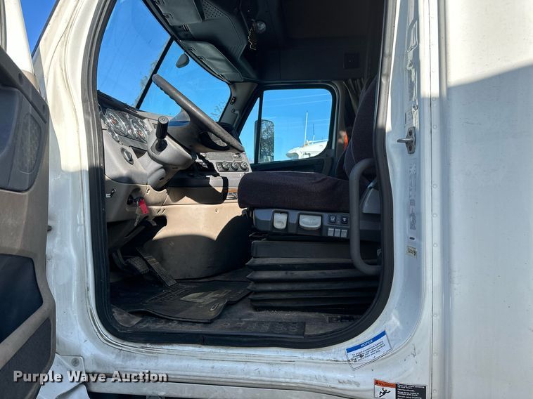 image for item DN0985 2017 Freightliner  Cascadia semi truck