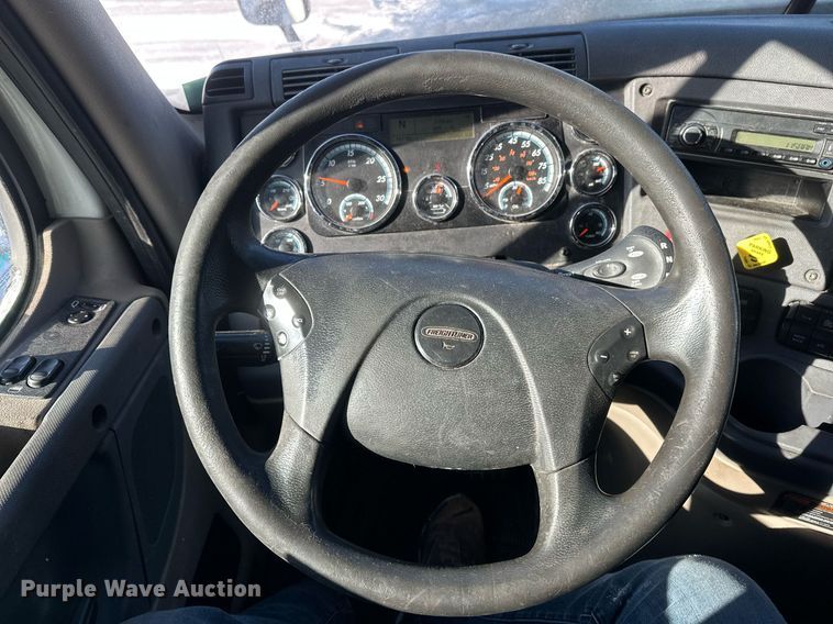 image for item DN0985 2017 Freightliner  Cascadia semi truck