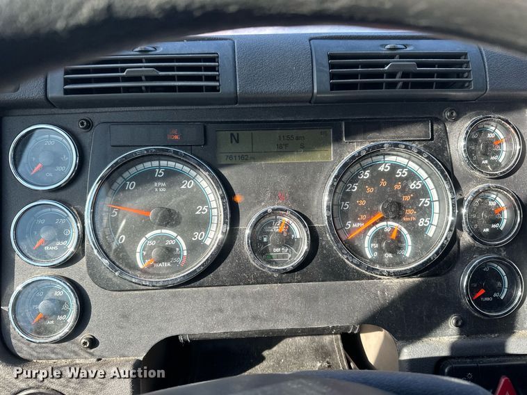 image for item DN0985 2017 Freightliner  Cascadia semi truck