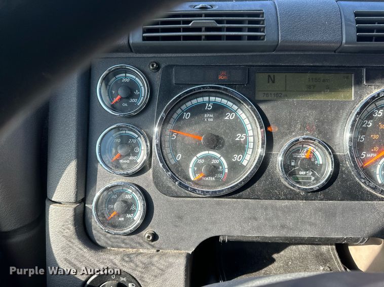 image for item DN0985 2017 Freightliner  Cascadia semi truck