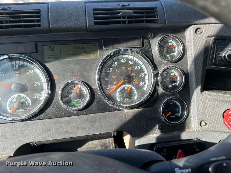 image for item DN0985 2017 Freightliner  Cascadia semi truck