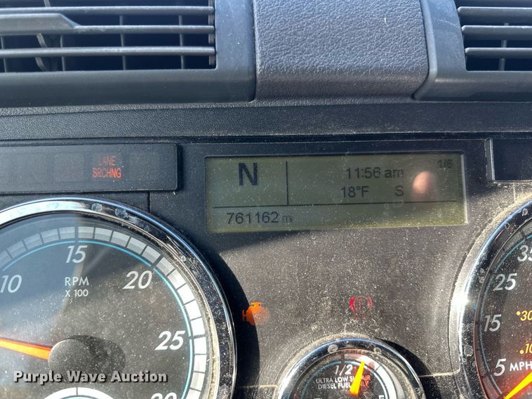 image for item DN0985 2017 Freightliner  Cascadia semi truck