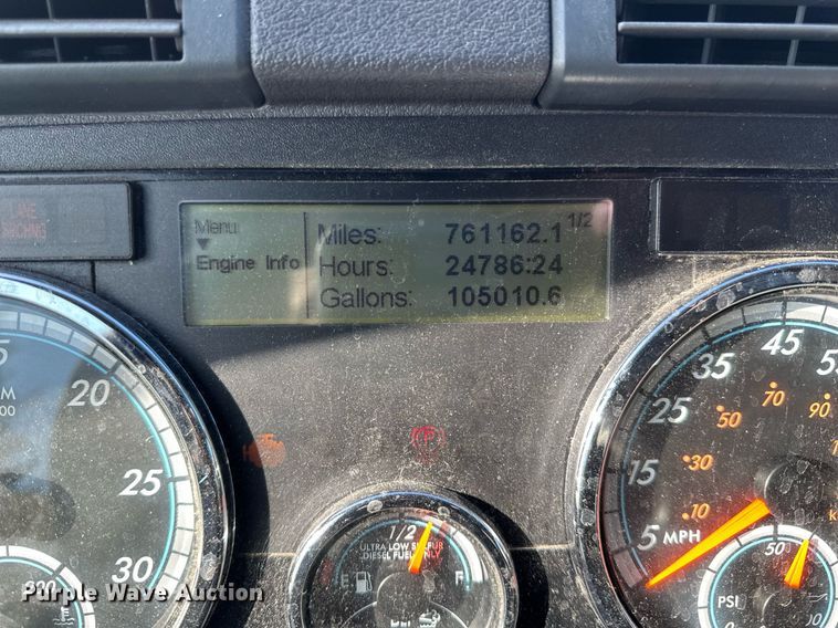 image for item DN0985 2017 Freightliner  Cascadia semi truck