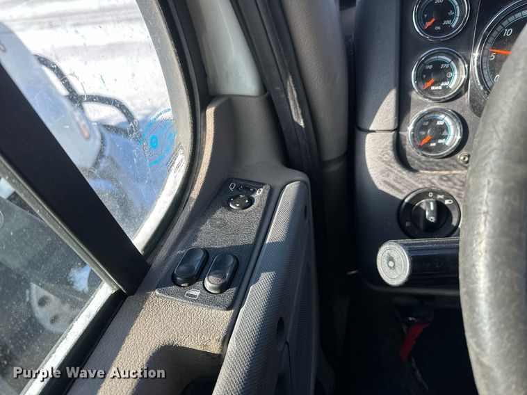 image for item DN0985 2017 Freightliner  Cascadia semi truck