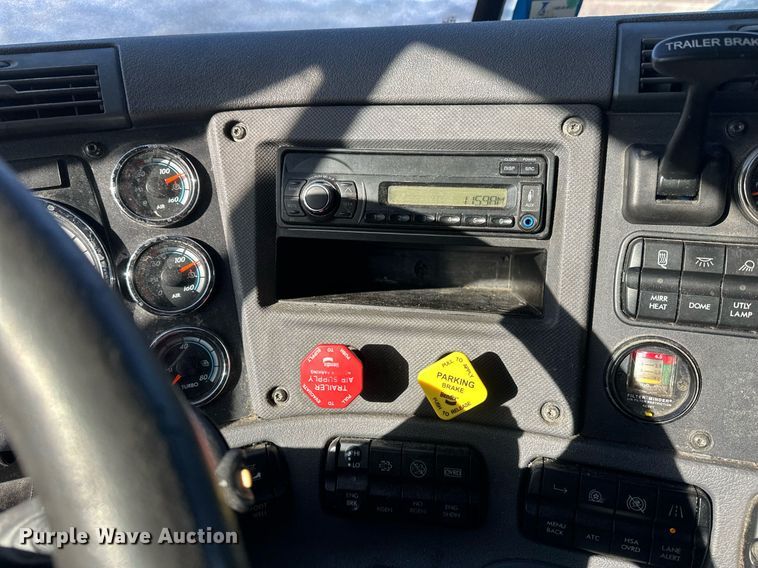 image for item DN0985 2017 Freightliner  Cascadia semi truck