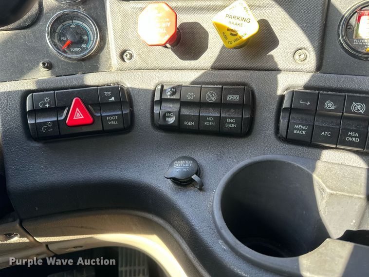 image for item DN0985 2017 Freightliner  Cascadia semi truck