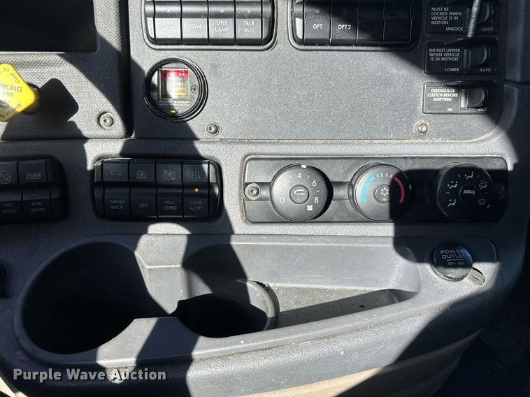 image for item DN0985 2017 Freightliner  Cascadia semi truck