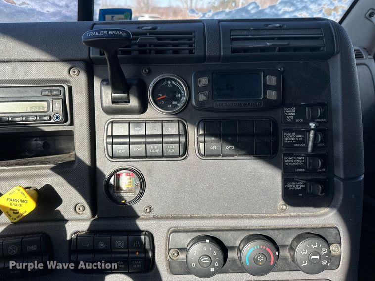 image for item DN0985 2017 Freightliner  Cascadia semi truck