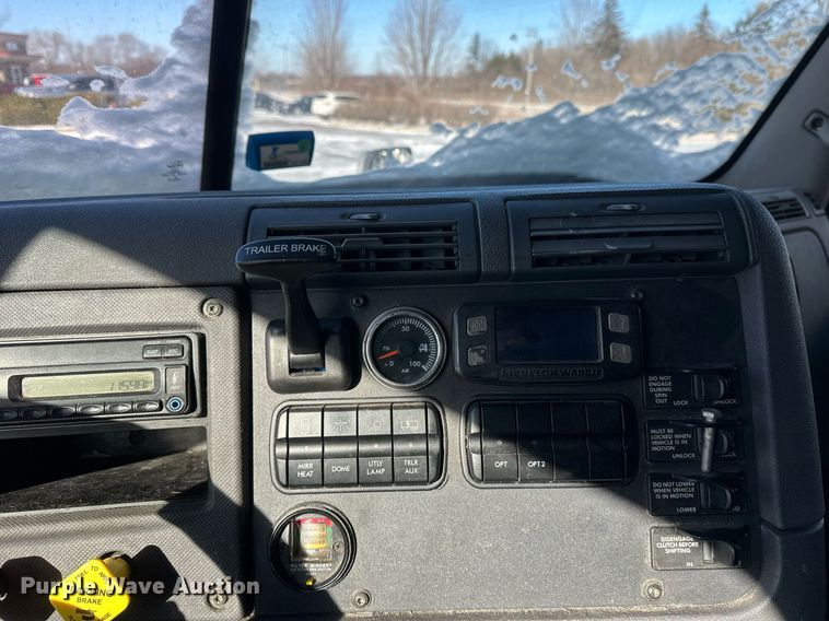 image for item DN0985 2017 Freightliner  Cascadia semi truck