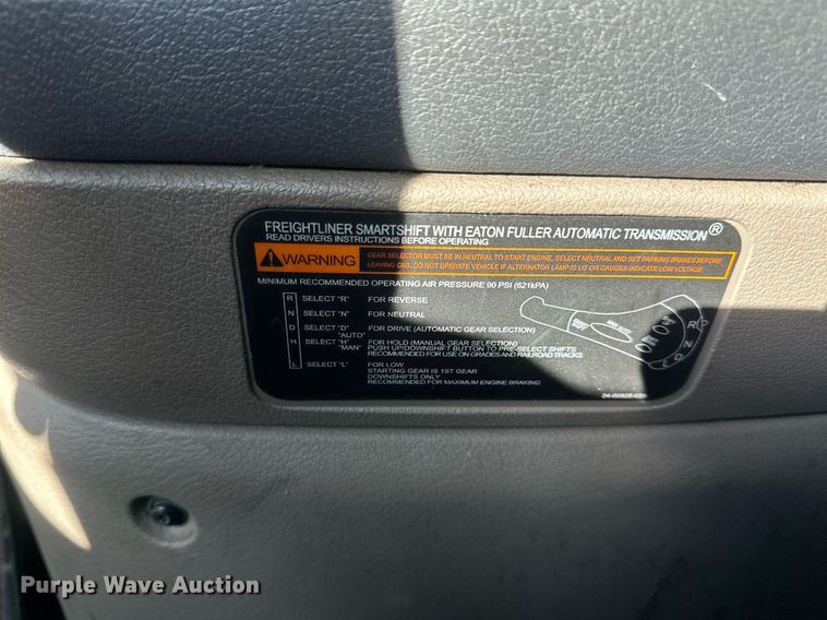 image for item DN0985 2017 Freightliner  Cascadia semi truck