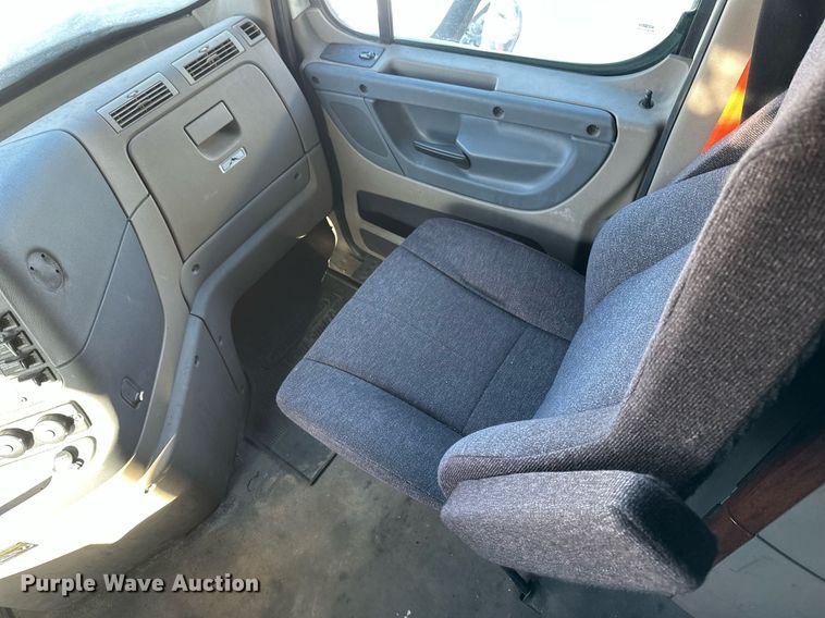 image for item DN0985 2017 Freightliner  Cascadia semi truck