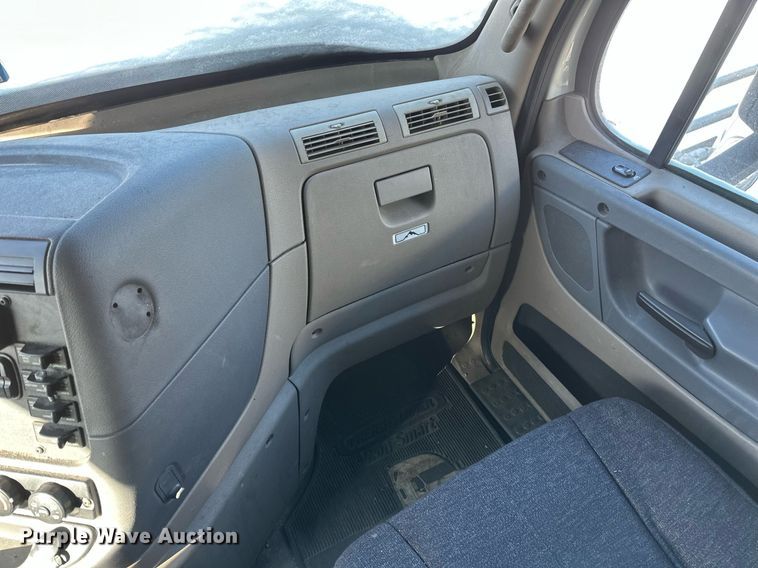 image for item DN0985 2017 Freightliner  Cascadia semi truck