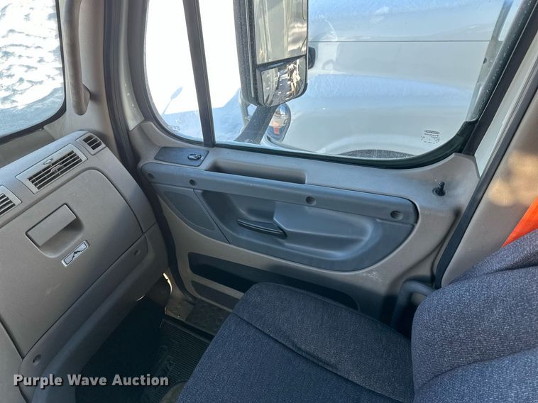 image for item DN0985 2017 Freightliner  Cascadia semi truck